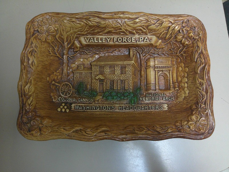 VINTAGE ARROW VALLEY FORGE PA. WASHINGTON'S HEADQUARTERS EMBOSSED TRAY