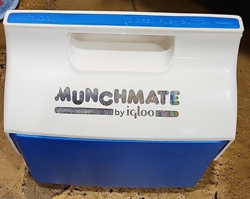 White vintage Igloo Munchmate cooler with blue lid, side handle, and bold silver “MUNCHMATE by Igloo” text.