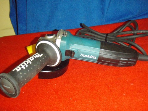 Makita, Angle Grinder. GA4530R, 110v, 4" 115mm, 720w. - Picture 3 of 6