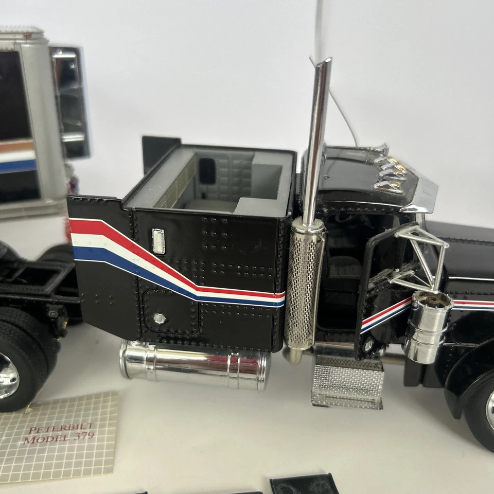 1/32 Franklin Mint Peterbilt Truck & Refrigerated Trailer Die-Cast Model 379 - Image 4 of 4