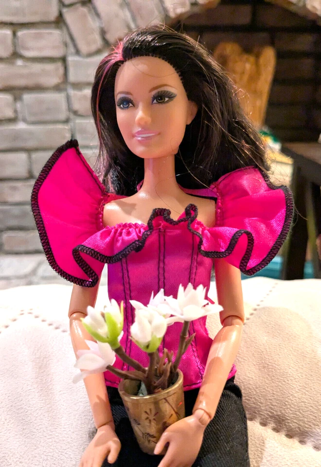 VINTAGE 1:6 (or 1:12) ETCHED SOLID BRASS MINI PLANT POTS w/Mini Floral Bushes - Image 2 of 4