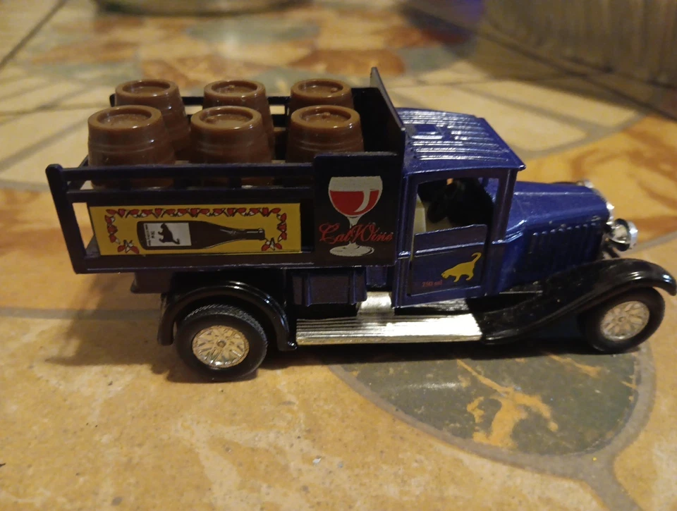 Camión de reparto Fricción lado soleado juguete fundido a presión barriles de vino azul oscuro Foto 4 de 4