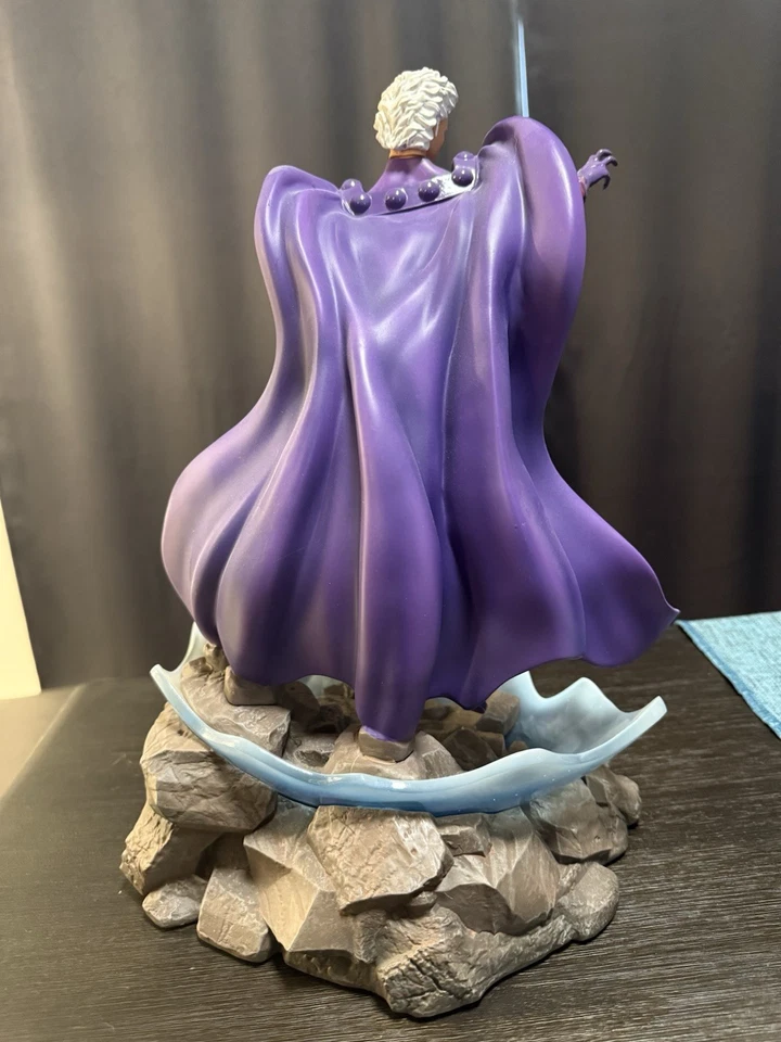 Estatua Magneto Diamond Select Marvel Premier Collection #286/3000 Foto 3 de 4