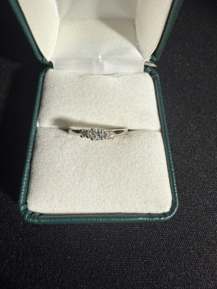 Обручальное кольцо из белого золота 14 карат с 3 камнями бриллиантами размер 7,5 красивое - Изображение 3 из 4