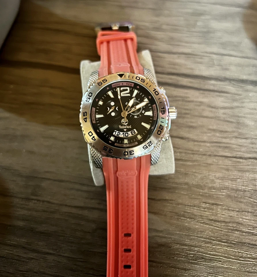 Reloj Timberland 13319J Vintage, Banda Silicona Rojo Negro Cara y Acero Inoxidable Foto 2 de 4