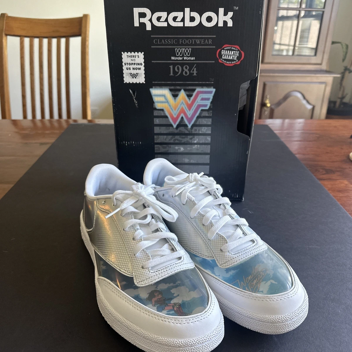 Preços baixos em Reebok Wonder Woman 1984 x Club C 85 Air Flight