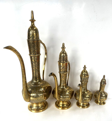 Vintage Indische Messing Ewers 4er Set Graduierung Ewers mit Blatt Design