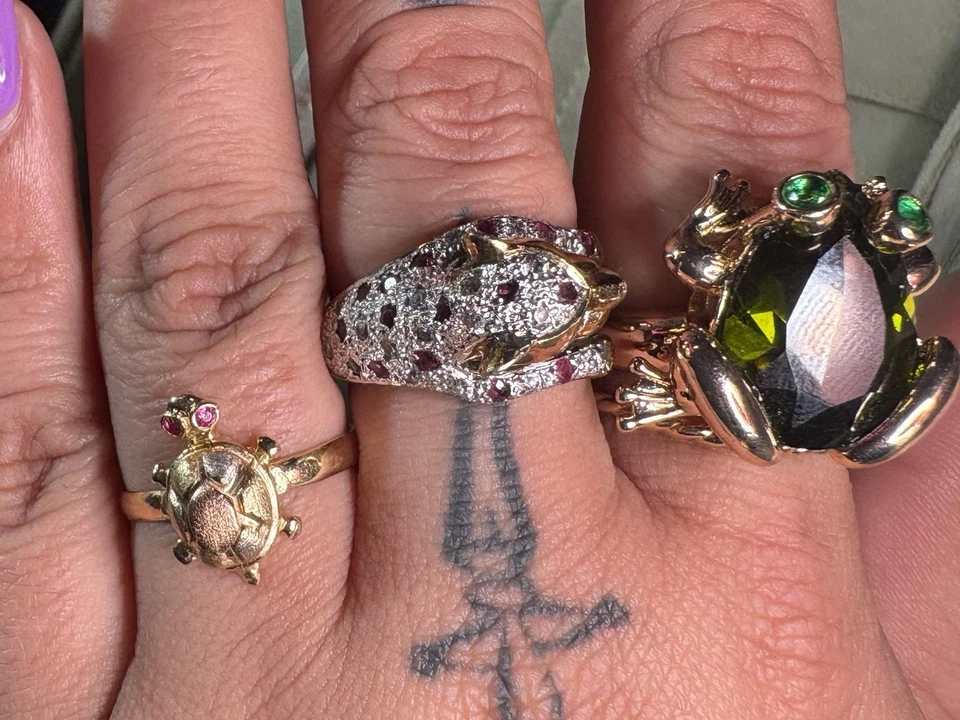 Hermoso anillo 3D de oro amarillo de 10k esmalte de tortuga ojo de rubí talla 6 🐢 Rarezas 2,11 G Foto 2 de 4