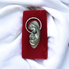 Ancien cadre sur pied vierge à l'enfant en étain argenté sur un velours rouge RJ