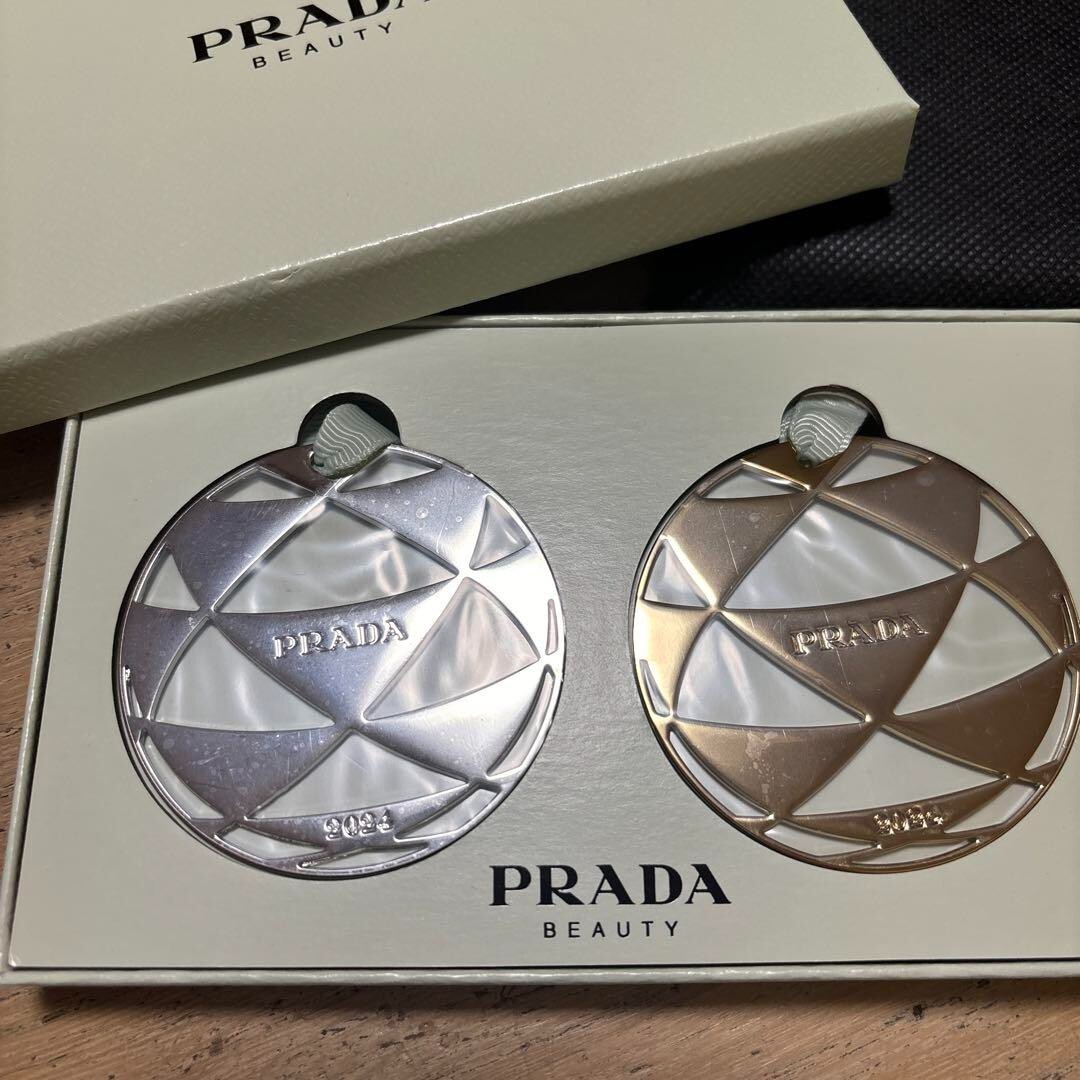 PRADA beauty クリスマス ノベルティ オーナメント チャーム　セット PRADA Beauty Ornament Charm Silver Gold Round Christmas 2024
