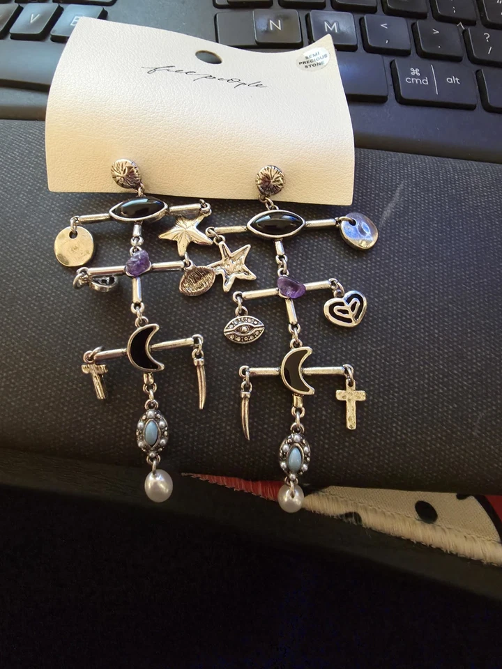 Pendientes colgantes Free People Maxi Charm tono plata metal boho chic Foto 3 de 3