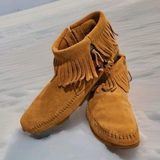 Minnetonka Suede Fringe Moccasin Boot Size 9.5 Bead Feather Hippie Boho Perfect