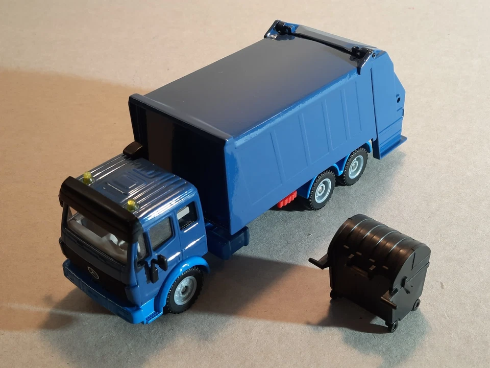 Siku 2926 / 2820 Mercedes Benz SK Müllauto blau mit Mülltonne, Vitrinenmodell - Bild 2 von 4