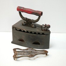 Outil Ancien Fer à repasser à braise en fonte Poignée Dauphin . Complet