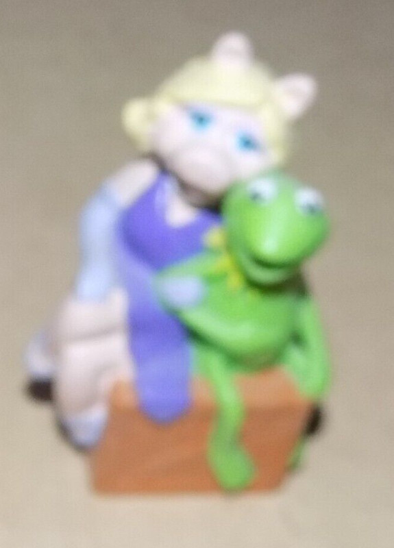 KERMIT THE FROG AND MISS PIGGY ON A CRATE MINI-FIGURINE