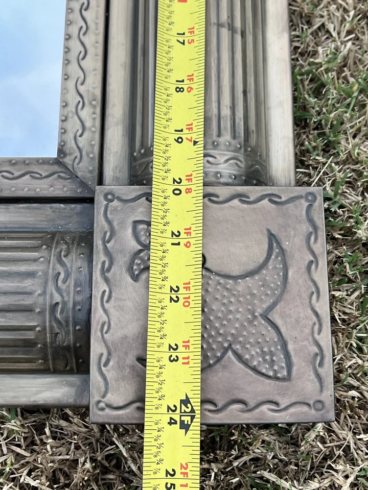 Espelho decorativo de estanho 28"x24" mexicano feito à mão Mission Fleur De Lis marrom - Imagem 4 de 4