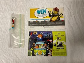 LEGO Scooby-Doo: The Mystery Machine (75902) completed with display case