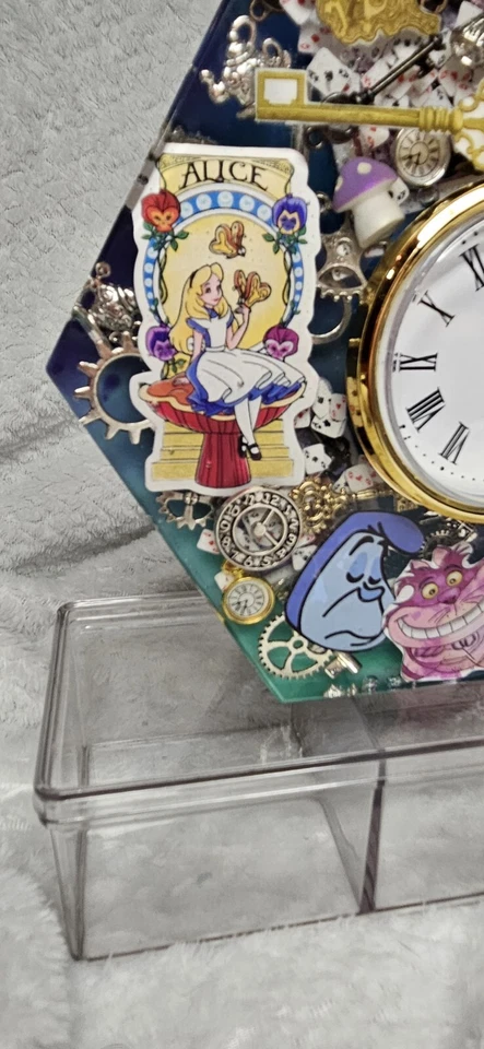 Reloj Alicia en el País de las Maravillas hecho a mano Foto 4 de 4