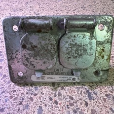 EVERLOK RUSSELL & STOLL CO 20A 125V Double Twist SOCKET OUTLET USA 8733U-1