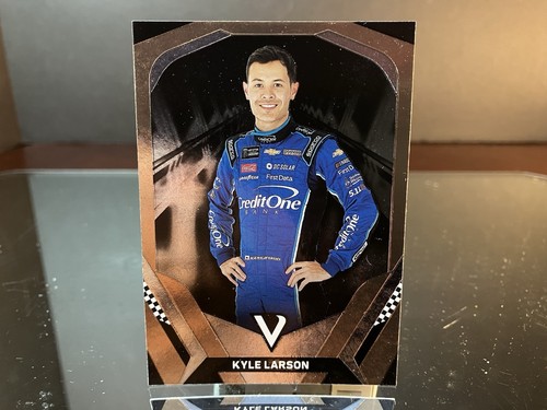 Kyle Larson #42 Credit One Bank Panini Victory Lane 2018 Card #23 - 第 1/2 張圖片