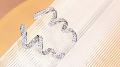 Pendientes de gota larga rotacional de cinta retorcida rotacional pavimentada en plata pavimentada completa para boda - Vídeo 1 de 1