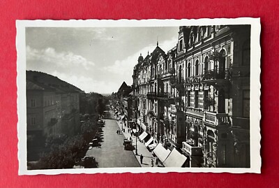 Foto AK MARIENBAD in Böhmen um 1938 Blick in eine Strasse mit Geschäft  ( 137016