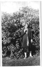 YOUNG LADY BY THE BUSH,WISCONSIN DELLS,1930'S.VTG 4.2" x 2.5" PHOTO*12