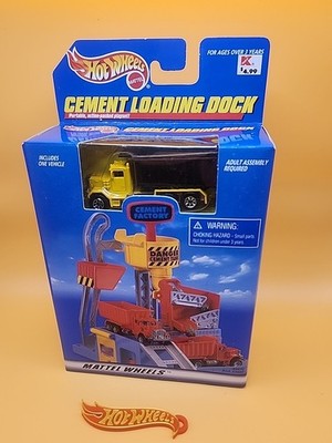  1998 Hot Wheels Cement Loading Dock W Yellow  Black  Truck  Cement Factory  