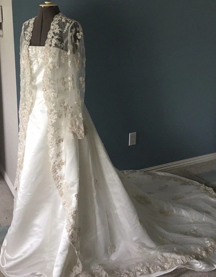 Vestido de noiva David’s cor marfim com renda e capa de contas de pérola. Tamanho 12 - Imagem 4 de 4