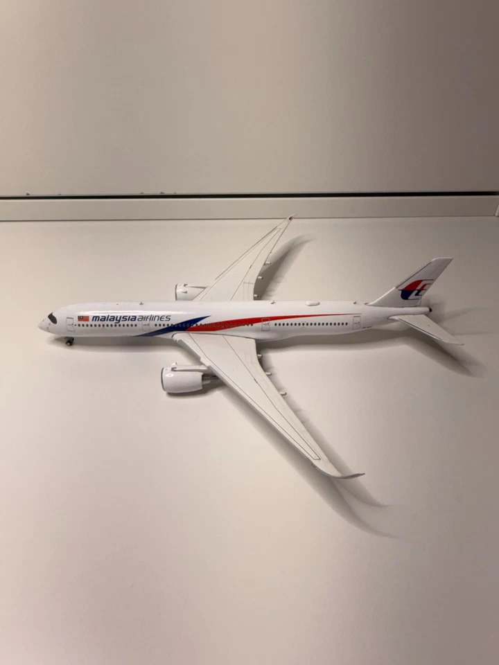 Gemini Jets 1:400 Malaysia Airlines Airbus A350-900 9M-MAB - image 3 of 4