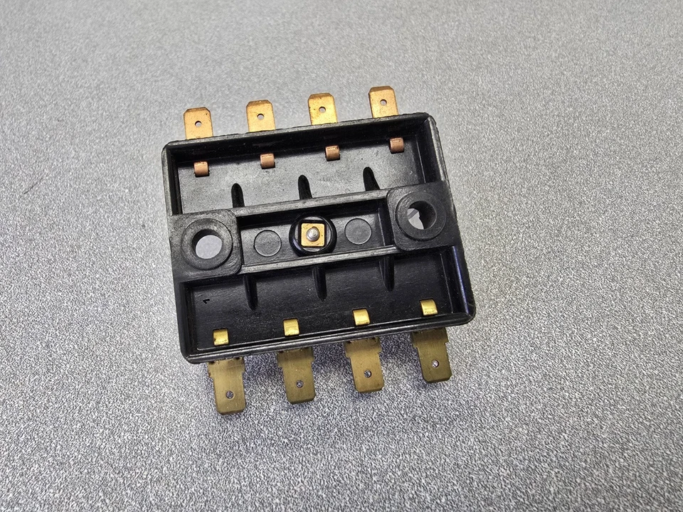 NUEVA CAJA DE FUSIBLES ESTILO PORSCHE 911 4 POSICIONES CON TAPA Y TORNILLO MOLETEADO Foto 4 de 4