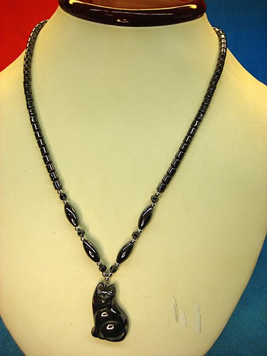 NICELY MADE NECKLACE FEATURING A NATURAL HEMATITE CARVED CAT W/17" CHAIN