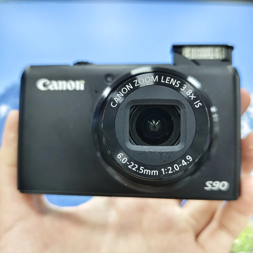 Cámara digital Canon PowerShot S90 10 MP zoom óptico de 3,8x con pantalla LCD de 3 pulgadas - 90 % nueva Foto 4 de 4