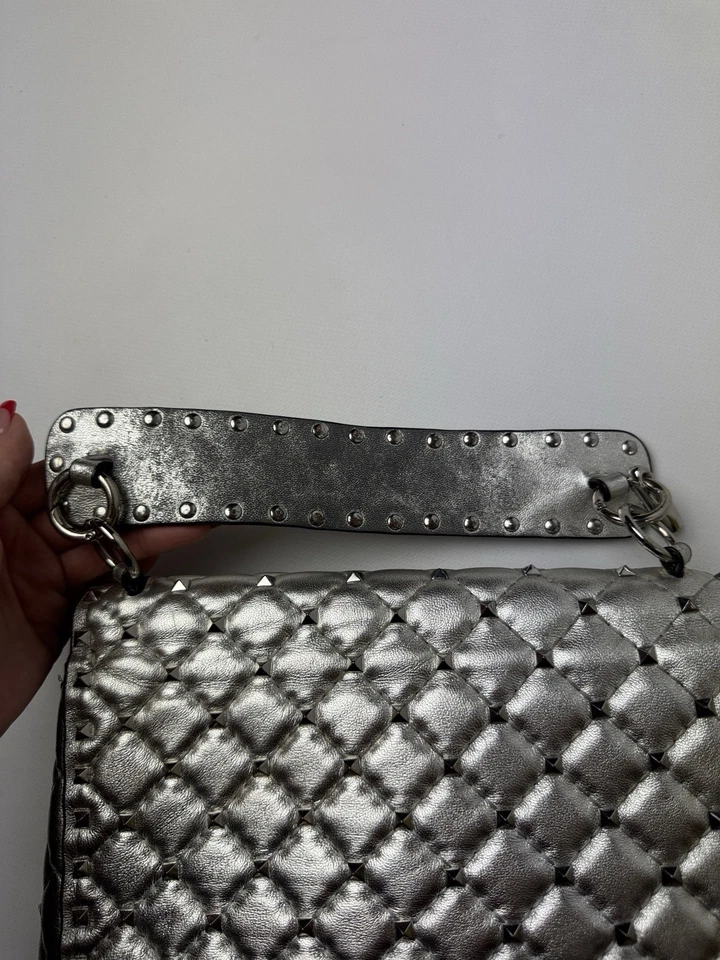 Bolso de Hombro Valentino Garavani Plateado Rockstud Acolchado Metálico Chic Moda Foto 4 de 4