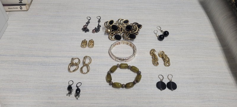 Lot Of Ten Pieces Of Girls/ Women's Costume Jewelry Nice Pieces