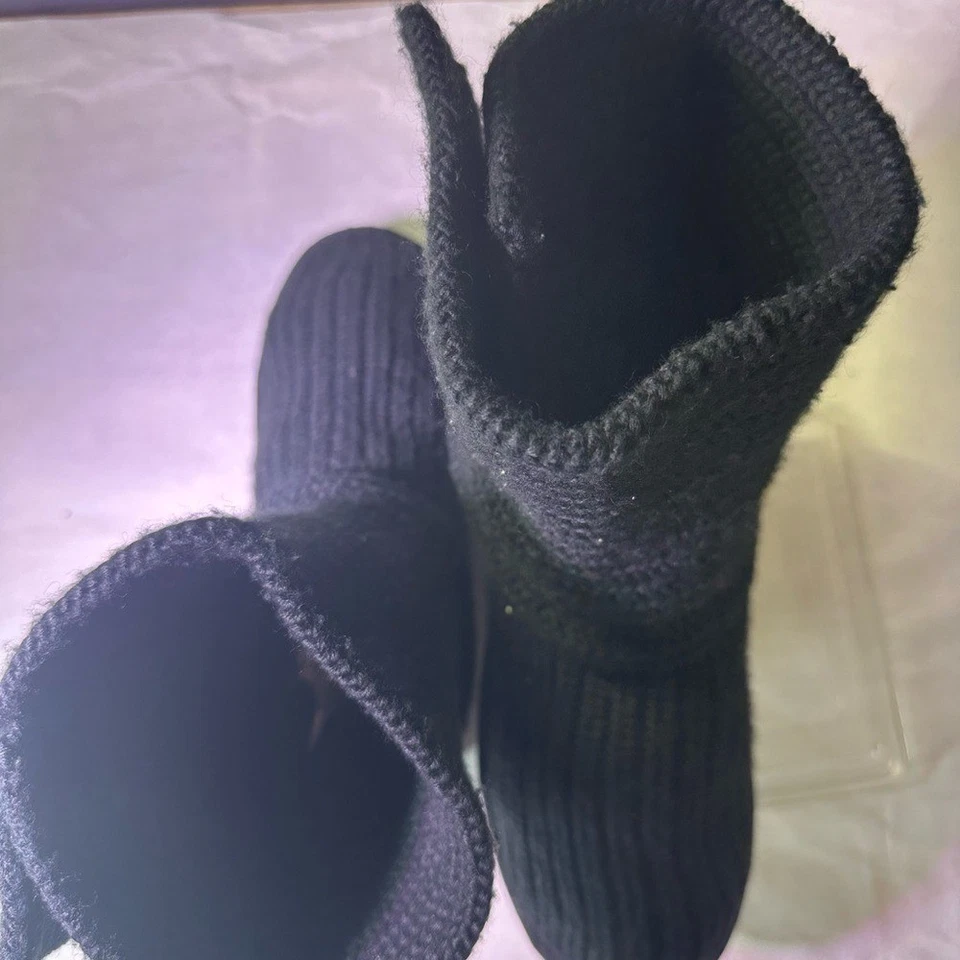 Botas para mujer UGG de punto carbón con botones Foto 3 de 4