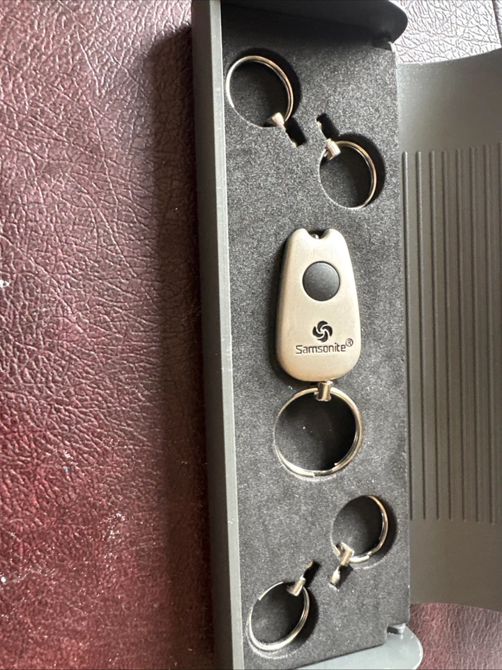 Antigo Samsonite destacável 5 anéis chaveiro lanterna e estojo de armazenamento precisa de taco + - Imagem 2 de 4