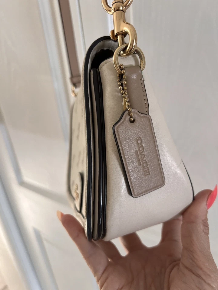 Bandolera Coach de cuero beige Carriage color crema blanco roto estilo solapa Foto 4 de 4