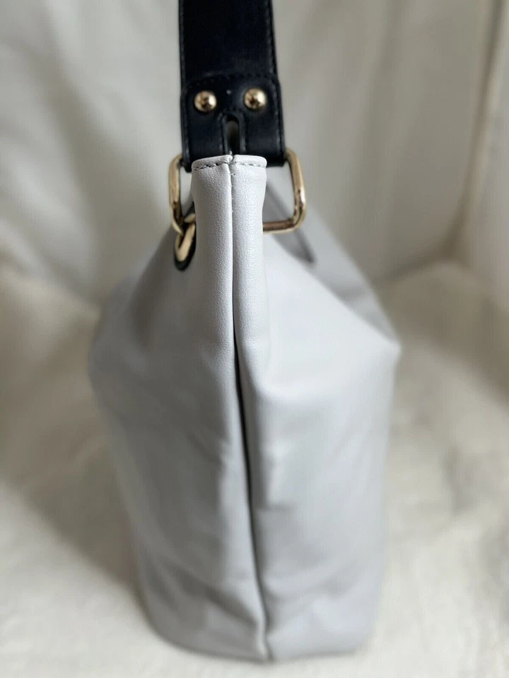 Bolso de Mano Isabelle Gris Imitación Cuero con Asas Negras y Acentos Dorados Foto 4 de 4