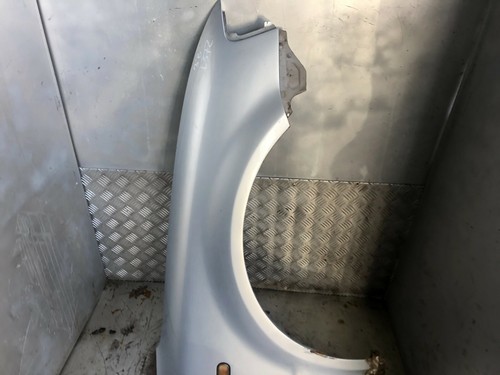 VW Passat 3B Kotflügel rechts in LB7Z silber