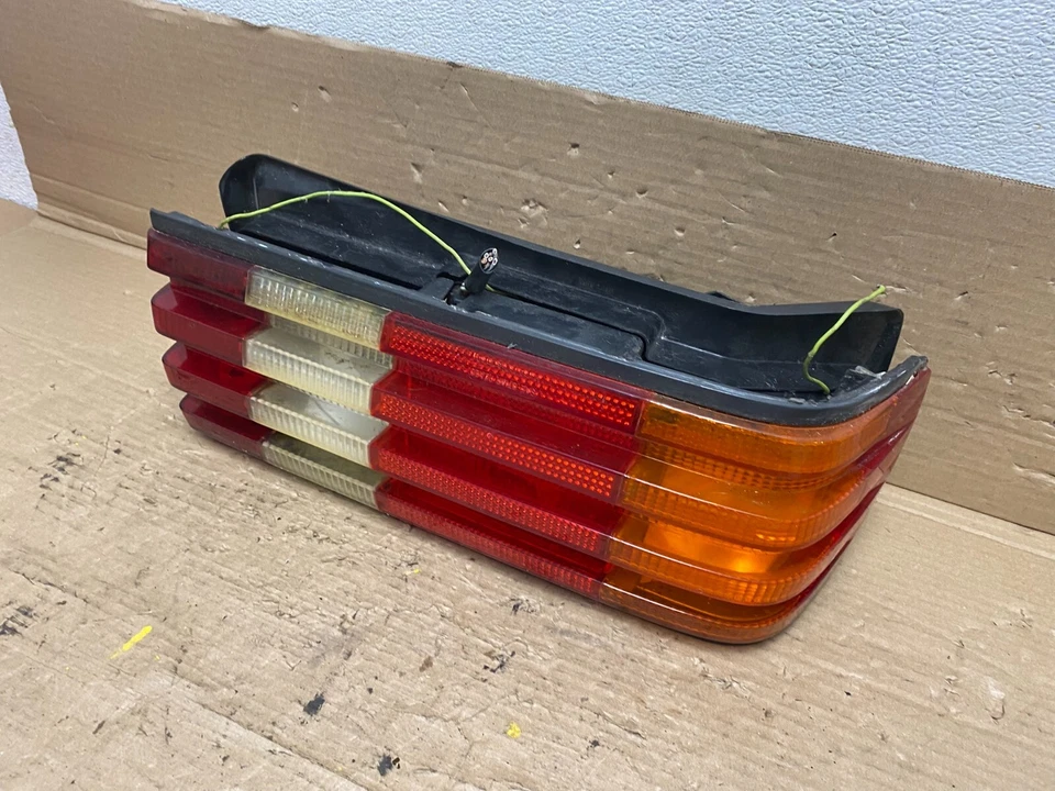 Luz trasera lateral del pasajero derecho Mercedes-Benz W126 1986 a 1991 OEM O3729 DW Foto 2 de 4