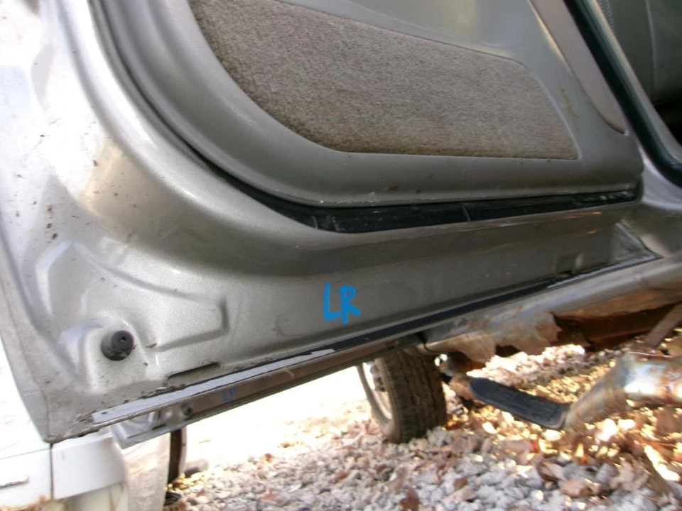 Used Rear Left Door Assembly Rear Side fits: 2003 Chevrolet Silverado 1500 picku — 第 3/4 张图片