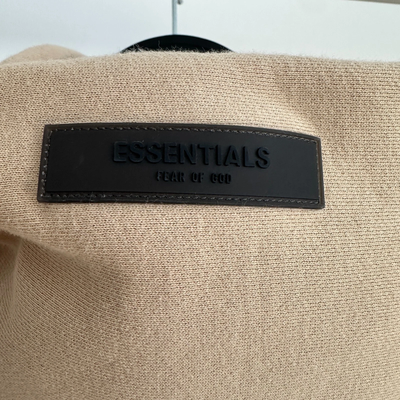 Felpa con cappuccio Fear of God Essentials uomo media marrone logo fumo streetwear sabbia neutra
