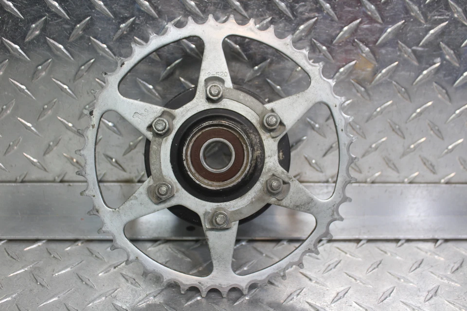 Suzuki SP250 1982 buje trasero con piñón y amortiguadores 64611-38200 (42T) Foto 4 de 4