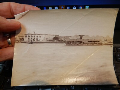 IN DEN KOLONIEN EINE FLUSSSZENE WO ??  FOTO 13 X 10 CM GEKNICKT 