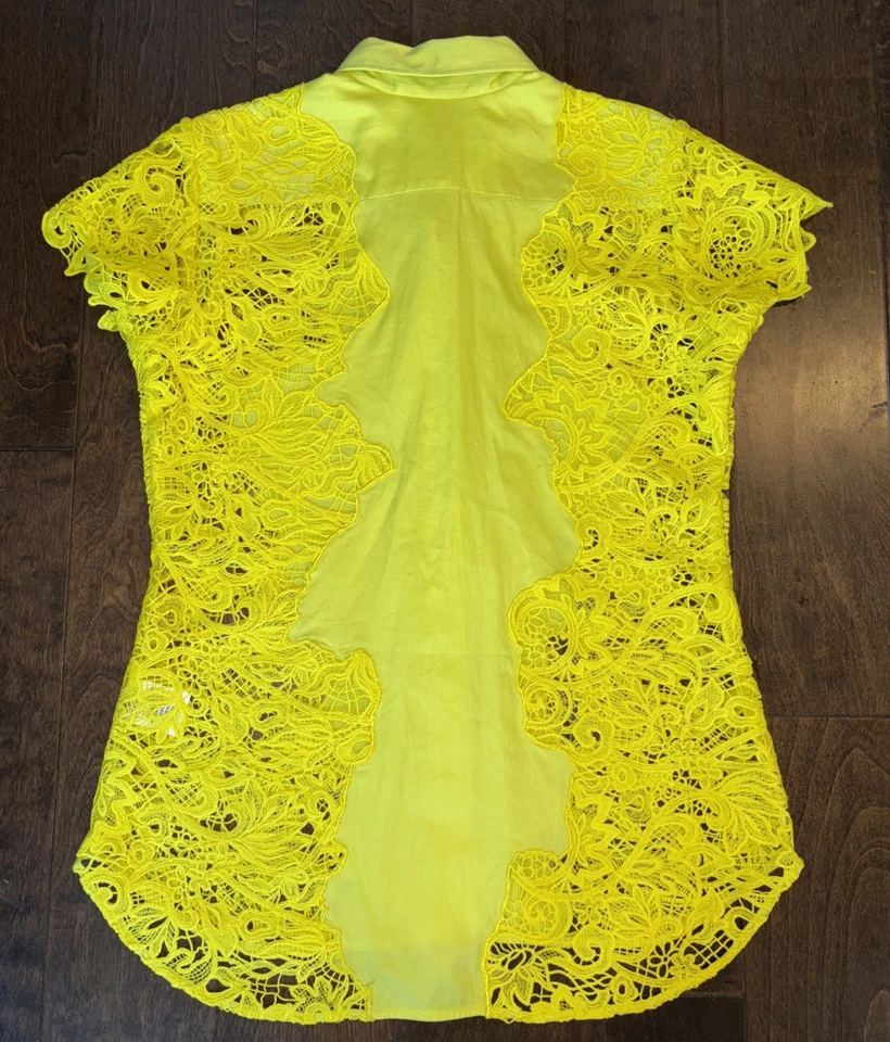 Top Robert Graham Nuevo con Etiquetas Amarillo Priscilla Encaje Abotonado Talla S Botones Margarita Foto 2 de 4