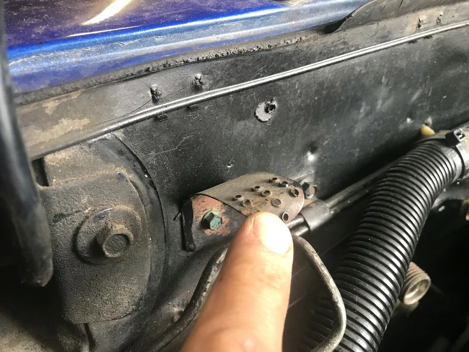 Clip de tierra para capó de fábrica Ford Mustang 87-93 con perno Cobra GT LX 5,0 OEM Foto 3 de 3