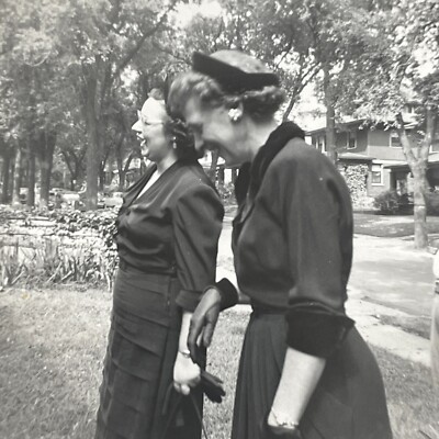 G9 Photograph Pretty Housewives Laughing Smiling Profile POV 1950's