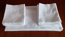 Linge de table ancien. Une nappe et 12 serviettes en damassé – monogramme BT.