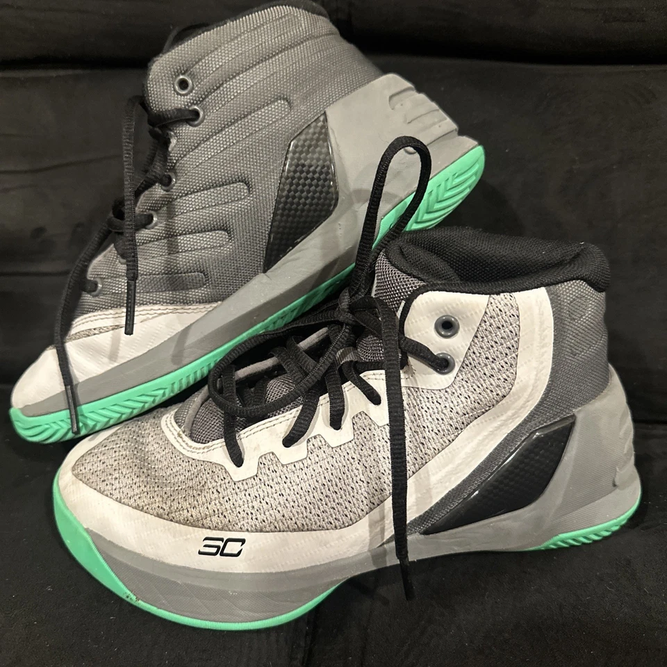 Under Armour Curry 3 (1276275-289) Gris Verde Zapatos de Baloncesto Juveniles EE. UU. Talla 2Y Foto 2 de 4